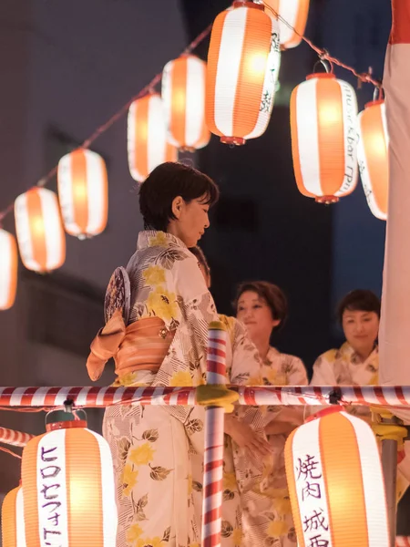 Tokyo, Japonya - 12 Ağustos 2018. Geleneksel yukata Shimokitazawa mahallede Bon Odori kutlama geceleri sahnede dans dansçılar.
