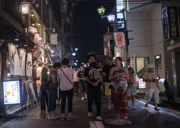 2018 東京都 夜の下北沢の通りの裏通りを歩いて人々 — ストック写真