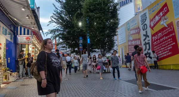 Tokyo Japonya Haziran 2018 Shinjuku Tha Backallley Sokakta Yürüyen Kalabalık — Stok fotoğraf