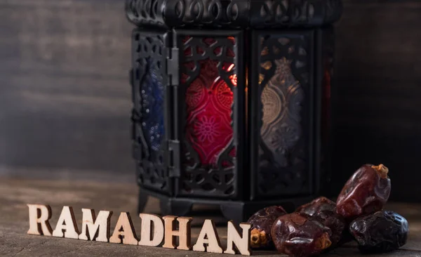 Date Frutta Con Testo Ramadhan Lanterna Fondo Legno — Foto Stock