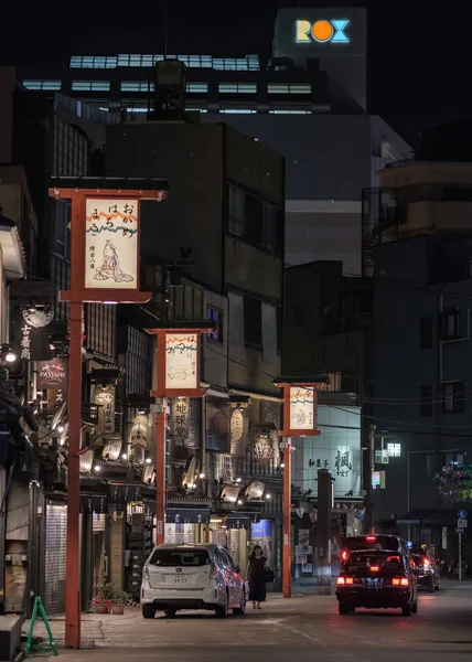 2018 東京都 地元の人や外国人観光客の浅草を探索が夜裏通り — ストック写真