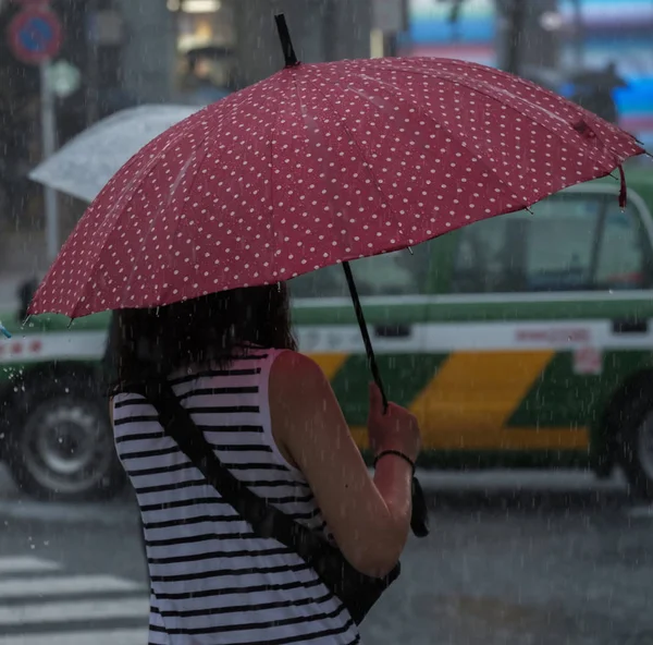 Tokyo Japan Juli 2018 Vrouw Met Rode Paraplu Wachten Steken — Stockfoto