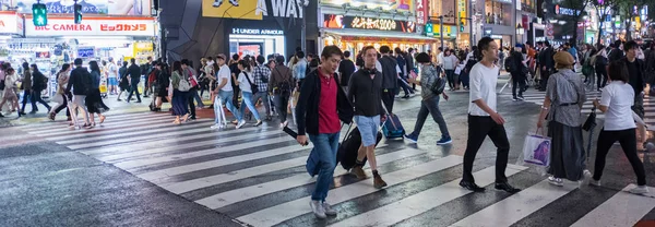Tokyo Japan Juni 2018 Personer Som Korsar Gatan Shibuya Natten — Stockfoto