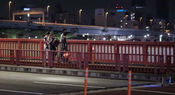 2018 東京都 浅草橋に沿って散歩浴衣を着て日本の若いカップル — ストック写真