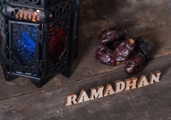 Ahşap arka plan üzerinde Ramadhan metin ve fener ile Tarihler meyve