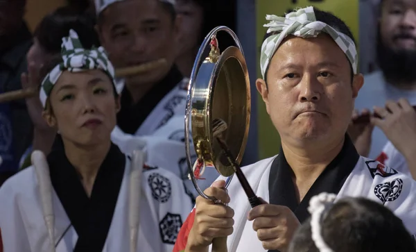 Tokyo, Japonya - 19 Ağustos 2018. Geleneksel kane oynamak müzisyen eşlik eden dans topluluğu sokakta Shimokitazawa Awa Odori Festivali sırasında çan.