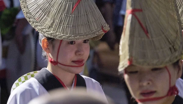 2018 東京都 女性ダンサーの山塊が麦わら帽子と実行する下北沢阿波踊り中通りに着物を着て — ストック写真