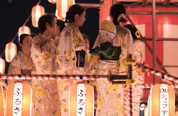 Tokyo, Japonya - 12 Ağustos 2018. Geleneksel yukata Shimokitazawa mahallede Bon Odori kutlama geceleri sahnede dans dansçılar.