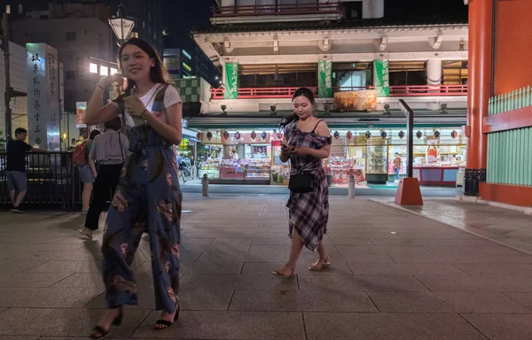 2018 東京都 浅草寺浅草地区の夜の入り口で観光 — ストック写真