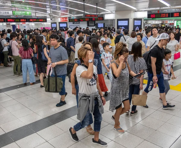 Tokio Japón Junio 2018 Cercanías Caminando Entre Plataformas Estación Tren — Foto de Stock