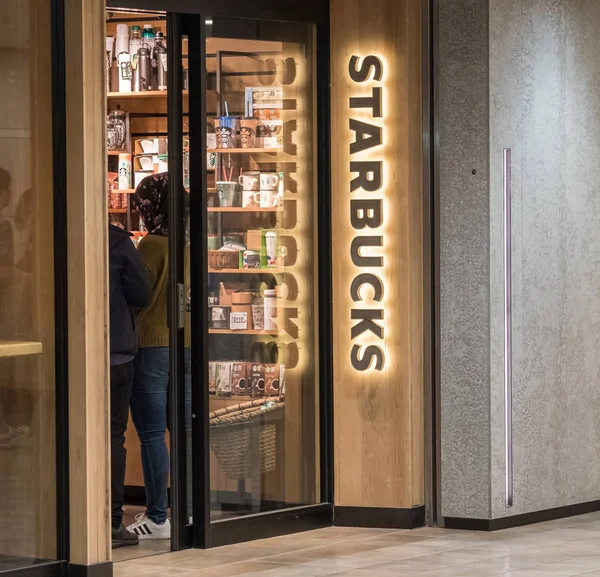 Tokio Japonsko Červen 2018 Zákazníci Výstupu Kávy Starbucks Shibuya — Stock fotografie