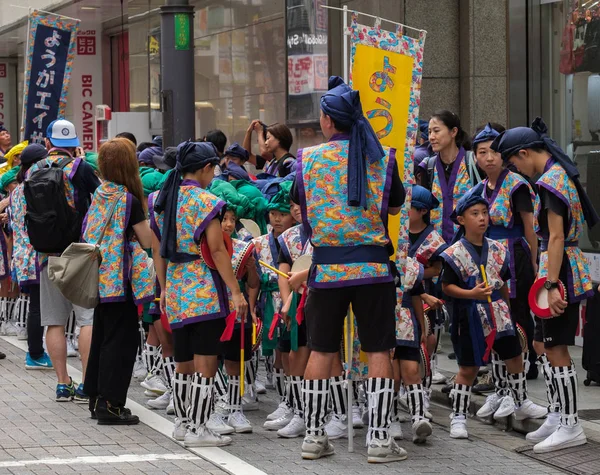 Tokyo Japan Juli 2018 Schulkinder Die Straßenrand Auf Ihren Auftritt — Stockfoto