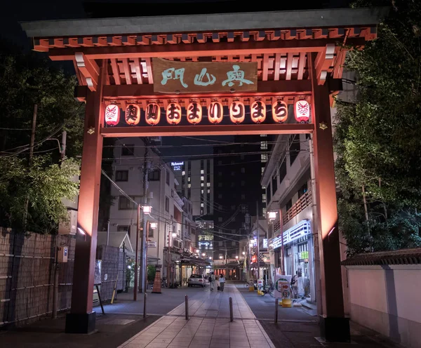 Tokyo Japonya Ağustos 2018 Turist Asakusa Bölgesinde Gece Sensoji Tapınağı — Stok fotoğraf
