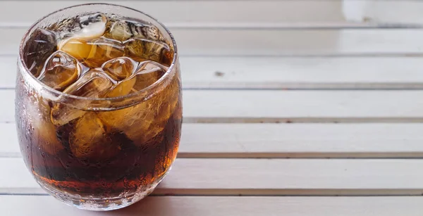 Bebidas Cola Vaso Con Hielo Mesa Madera —  Fotos de Stock