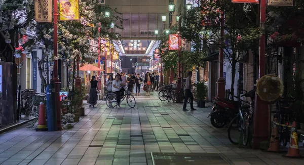 2018 東京都 地元の人や外国人観光客の浅草を探索が夜裏通り — ストック写真