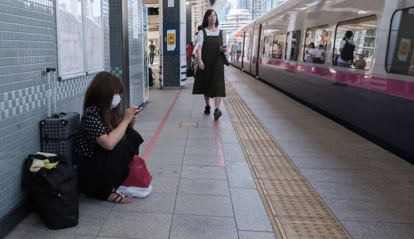 Tokyo Japan August 2018 Japanisches Mädchen Mit Smartphone Bahnsteig Von — Stockfoto