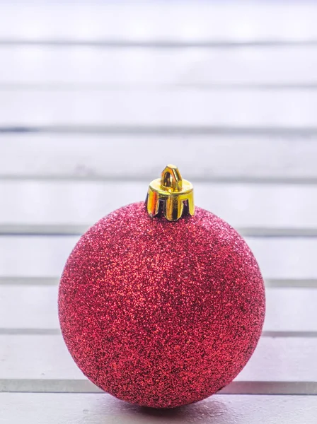 Bauble Natale Rosso Sopra Tavolo Legno — Foto Stock