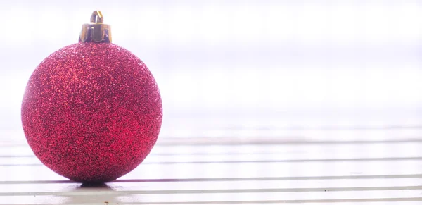 Rode Kerstbal Houten Tafelblad — Stockfoto