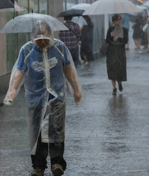 日本东京 2018年7月29日 日本男子穿着雨衣 Oin 涩谷在雨季台风季节 — 图库照片