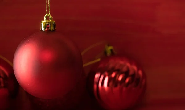 Weihnachtskugeln Auf Rotem Holzhintergrund — Stockfoto