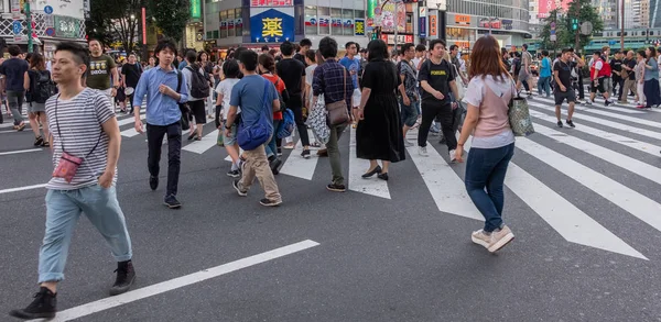 Tokyo, Japonya - 30 Haziran 2018. Turistler ve yerliler için Kabukicho, Shinjuku karşıya.