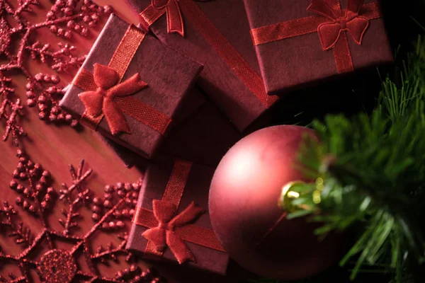 Fundo Natal Com Decorações Caixas Presente Placa Vermelha Madeira — Fotografia de Stock