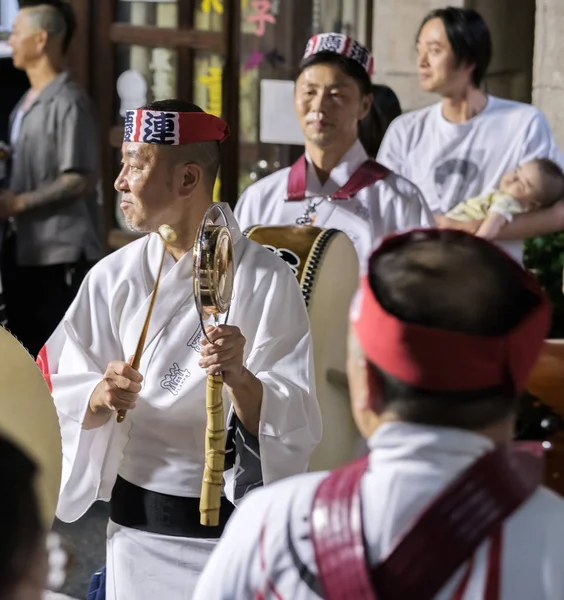 Tokyo, Japonya - 19 Ağustos 2018. Geleneksel kane oynamak müzisyen eşlik eden dans topluluğu sokakta Shimokitazawa Awa Odori Festivali sırasında çan.