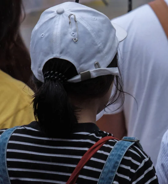 Tokyo, Japonya - 29 Temmuz 2018. Shibuya içinde yağmurlu tayfun sezonunda kapaklı Japon kızlar.