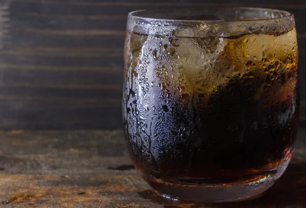 Cola Drinken Een Glas Met Ijs Houten Tafelblad — Stockfoto