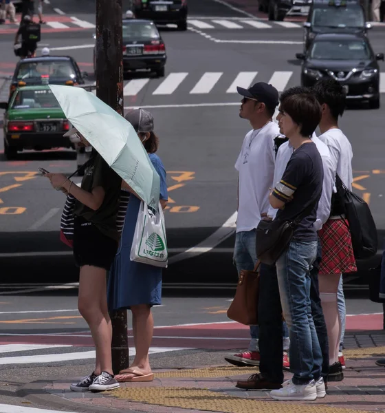 Tokyo Giappone Agosto 2018 Ragazza Giapponese Con Smartphone Mano Ombrello — Foto Stock