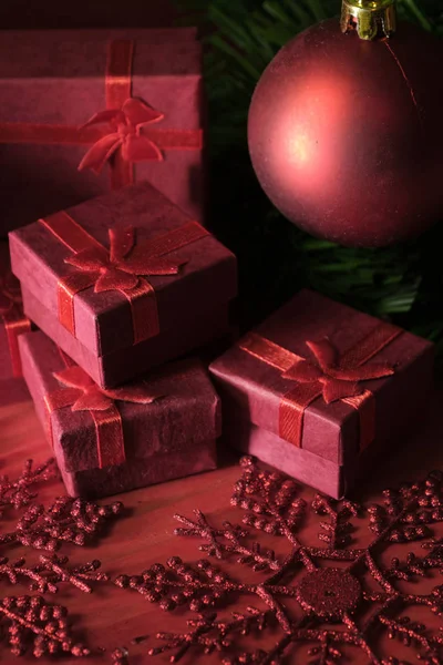 Χριστουγεννιάτικο Φόντο Διακοσμήσεις Και Κουτιά Δώρου Για Ξύλινο Κόκκινο Σκάφους — Φωτογραφία Αρχείου