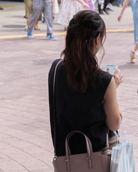 Tokyo, Japonya - 19 Ağustos 2018. Smarptphone Shibuya sokakta Japon kızla.
