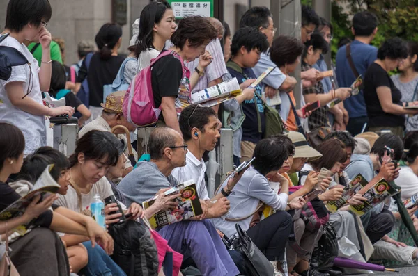 Tokyo Japão Julho 2018 Espectadores Esperando Performance Festival Eisa Shinjuku — Fotografia de Stock