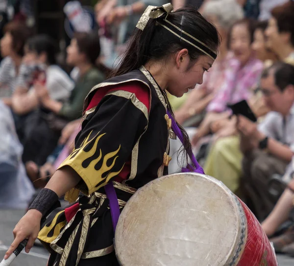 2018 東京都 Eisa 新宿祭でルーチンを実行中 太鼓を打つ参加者 — ストック写真