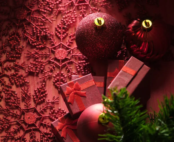 Fondo Navidad Con Decoraciones Cajas Regalo Tablero Rojo Madera — Foto de Stock