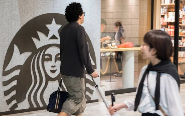 2018 東京都 Ofstarbucks コーヒーの前を歩いていた人の家渋谷出口 — ストック写真
