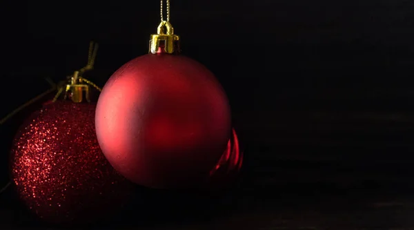 Kırmızı Ahşap Zemin Üzerinde Noel Topları — Stok fotoğraf