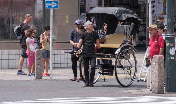Toquio Japão Agosto 2018 Rickshaw Puxador Espera Clientes Rua Shibuya — Fotografia de Stock
