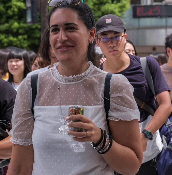 Tokyo Japan Augusti 2018 Kvinnlig Turist Korsar Gatan Shibuya — Stockfoto