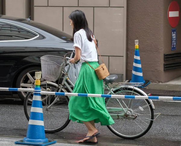 Tokyo Giappone Luglio 2018 Giapponese Donna Spingendo Una Bicicletta Camminando — Foto Stock