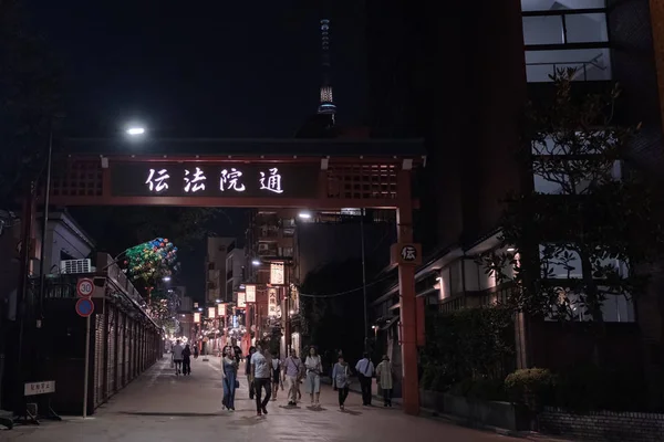 Tokyo Japonya Ağustos 2018 Yerli Yabancı Turist Asakusa Keşfetmek Geceleri — Stok fotoğraf