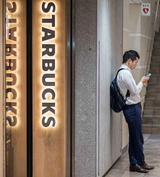 Tokio Japonia Czerwca 2018 Człowiek Smarphone Czekają Zewnątrz Kawiarni Starbucks — Zdjęcie stockowe