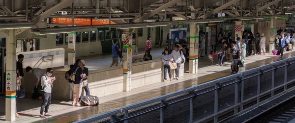 Toquio Japão Agosto 2018 Comutadores Plataforma Estação Ferroviária Tóquio — Fotografia de Stock