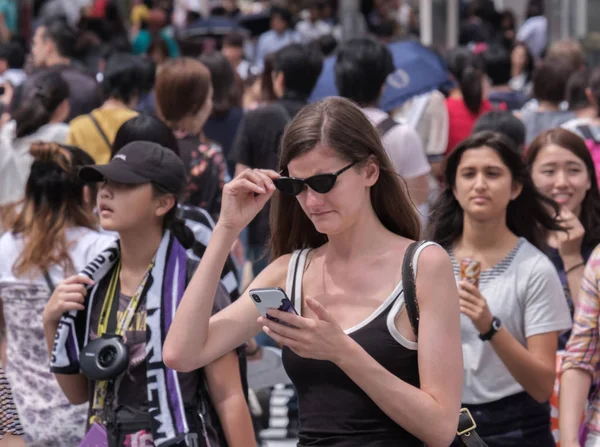 Toquio Japão Agosto 2018 Turista Feminino Com Smartphone Cruzando Rua — Fotografia de Stock
