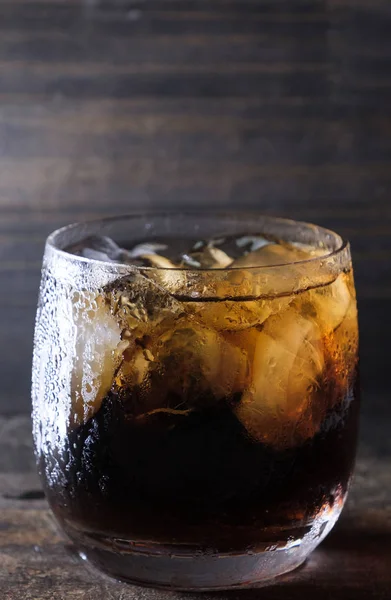 Cola Drinken Een Glas Met Ijs Houten Tafelblad — Stockfoto