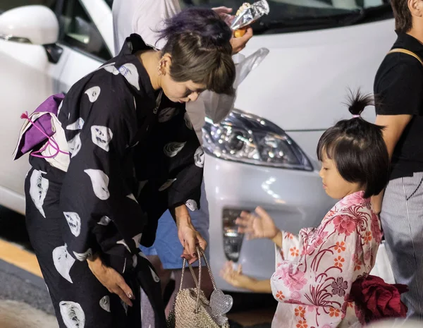 Toquio Japão Agosto 2018 Família Japonesa Vestindo Yukata Tradicional Bairro — Fotografia de Stock