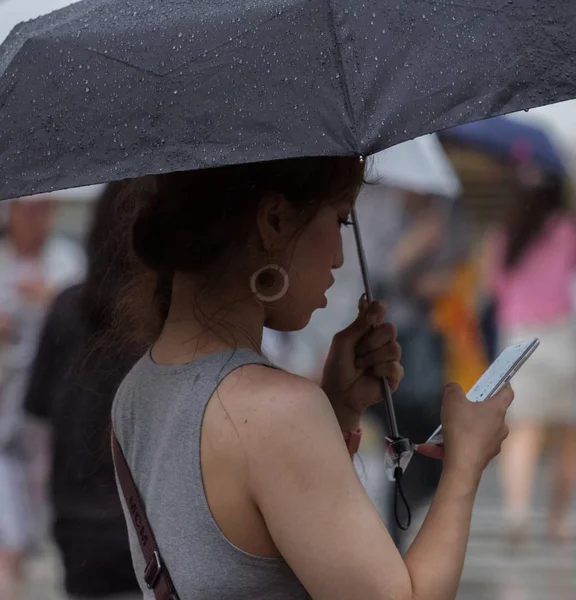 Tokyo Japão Julho 2018 Menina Japonesa Com Smartphone Segurando Guarda — Fotografia de Stock