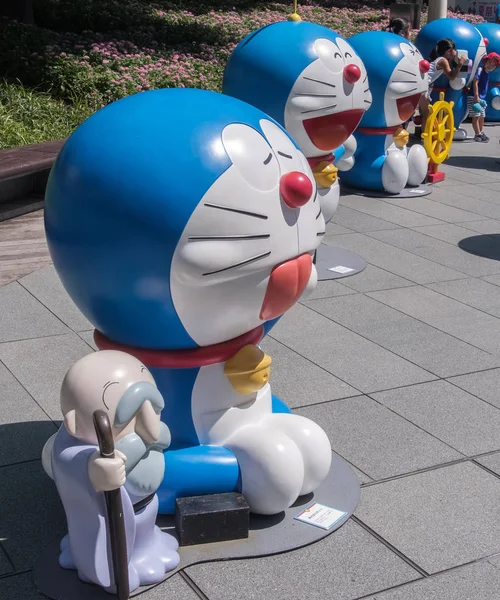 Tokio Japón Agosto 2018 Gente Hacinando Estatuas Doraemon Roppongi Hills —  Fotos de Stock