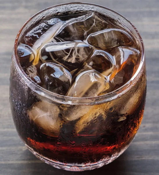 Bebidas Cola Vaso Con Hielo Mesa Madera —  Fotos de Stock