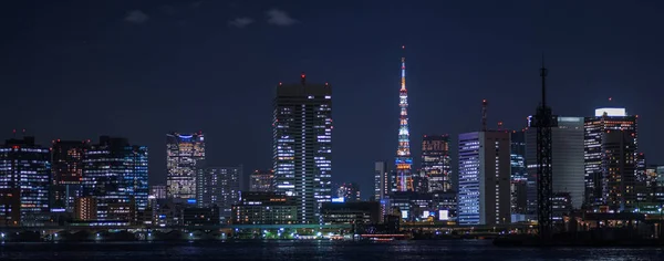 2019年6月29日夕暮れ時に隅田川を巡るディナークルーズハウスボート 地元ではヤカブタン を使った東京 津久田の高層ビル — ストック写真